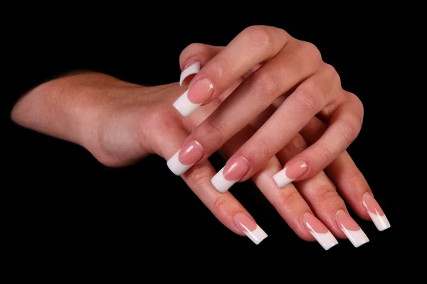 Vackra kvinnan hand med perfekt målade naglar isolerad på svart bakgrund — Stockfoto