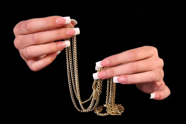 Mooie vrouw hand met perfecte geschilderde nagels geïsoleerd op zwarte achtergrond — Stockfoto