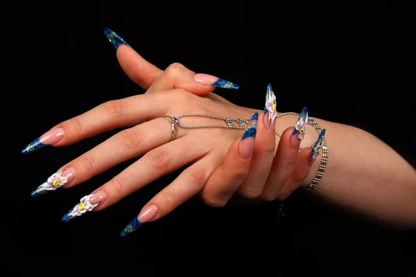 Hübsche Frau Hand mit perfekt lackierten Nägeln isoliert auf schwarzem Hintergrund lizenzfreie Stockbilder