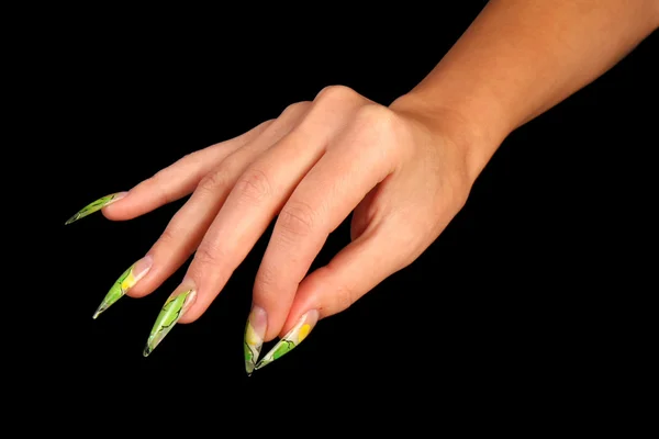 Hübsche Frau Hand mit perfekt lackierten Nägeln isoliert auf schwarzem Hintergrund Stockfoto