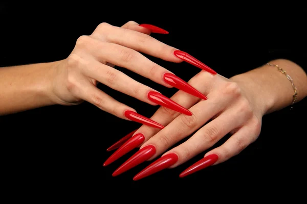 Hübsche Frau Hand mit perfekt lackierten Nägeln isoliert auf schwarzem Hintergrund — Stockfoto