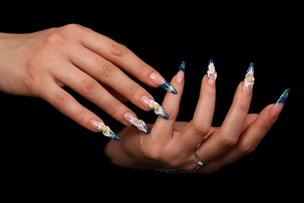 Bonita mão mulher com unhas pintadas perfeitas isoladas no fundo preto — Fotografia de Stock