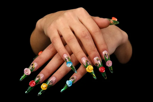 Hübsche Frau Hand mit perfekt lackierten Nägeln isoliert auf schwarzem Hintergrund — Stockfoto