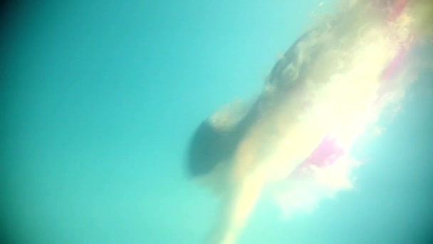 Brunette vrouw drijvende onderwater — Stockvideo