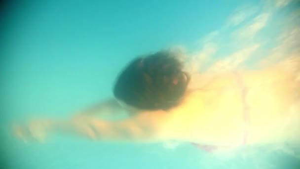 Brunette woman floating underwater — Stock Video