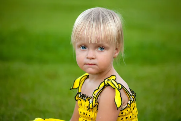 Vacker blond flicka utanför — Stockfoto