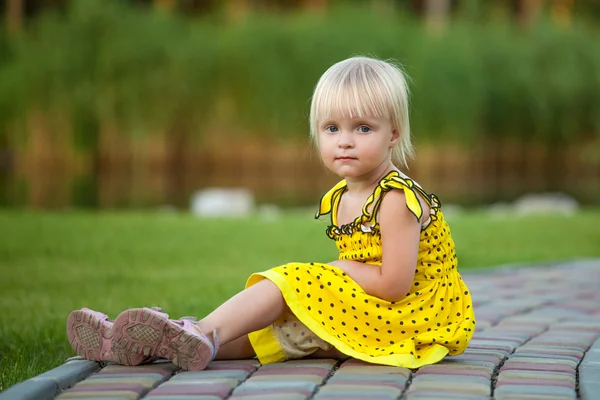 Prachtige blond meisje buiten — Stockfoto