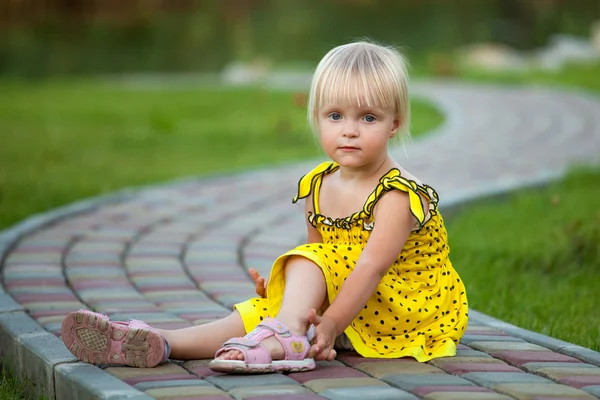 Prachtige blond meisje buiten — Stockfoto