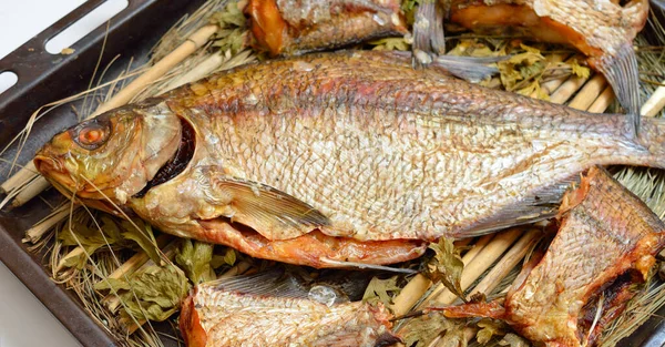 长期煮熟的鱼 在俄罗斯烤箱里用稻草烤的 — 图库照片