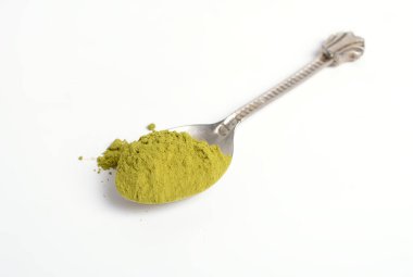 Matcha, geleneksel olarak Doğu Asya 'da tüketilen özel yetiştirilmiş ve işlenmiş yeşil çay yapraklarından oluşan ince bir toprak tozu. Toz izole edildi