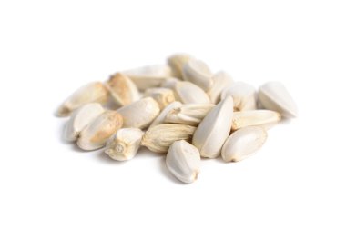 Safra çiçeği ya da Kartaca tohumları. Beyaz arkaplanda izole.