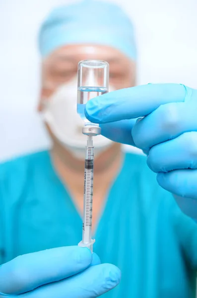 Pracownik Medyczny Trzyma Strzykawkę Przygotowanie Leczenia Insuliną — Zdjęcie stockowe