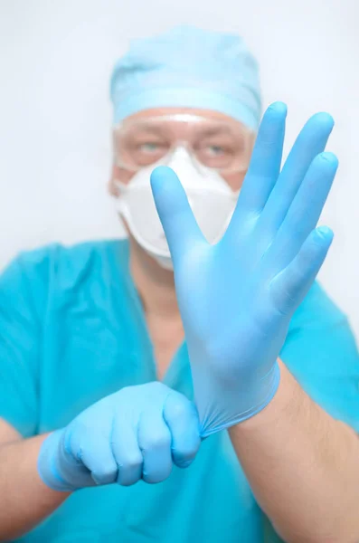 Lekarz Zakłada Sterylne Rękawiczki Przygotowanie Operacji — Zdjęcie stockowe