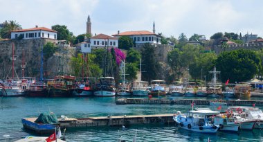 Antalya, TURKEY - 10 Haziran 2021: Kaleici tarihi şehir merkezidir. Eski port.