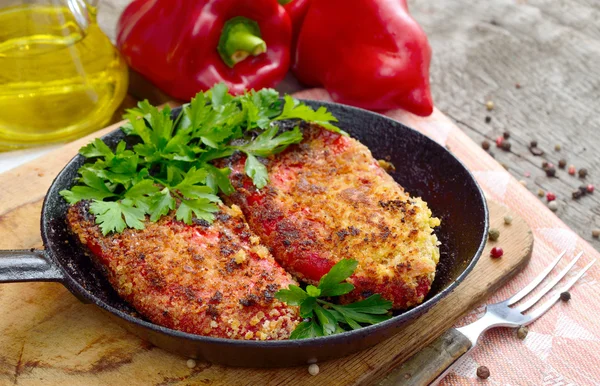 Fried paprika with cheese in crackers. — Stock Photo, Image