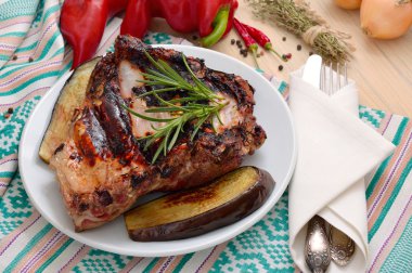 makarna bir tabak kaburga ızgara.