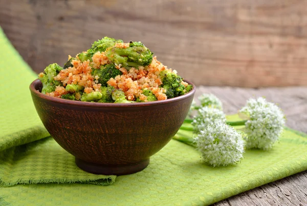 Gebratener Brokkoli mit dem zerdrückten Zwieback — Stockfoto