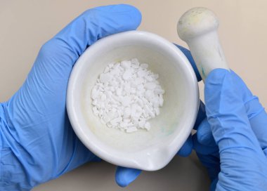 Mavi arkaplanda kalsiyum klorür.