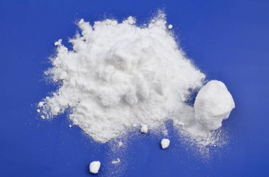 Potasyum bitarat formülü KC4H5O6 olan potasyum hidrojen tartarat olarak da bilinir. Tartar kreması olarak da bilinir..