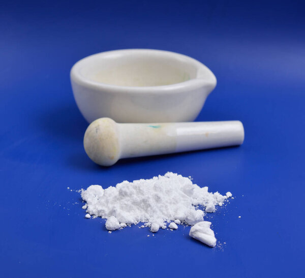 Гексаметафосфат натрия SHMP на бежевом фоне.