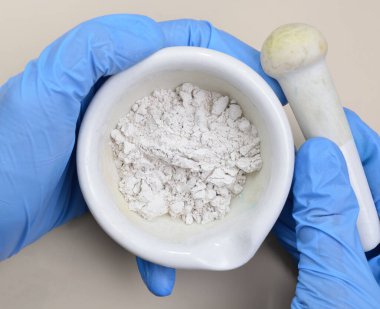 Kalsiyum sülfat veya kalsiyum sülfat tozu.