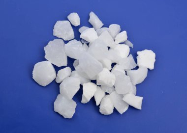 Alüminyum sülfat formülü Al2 (SO4) 3 olan bir tuzdur..