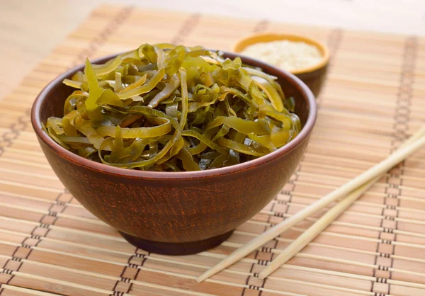 Kelp (laminaria) em uma tigela . — Fotografia de Stock