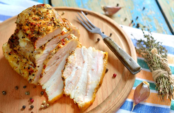 Baked pork on round board. — Stock Photo, Image