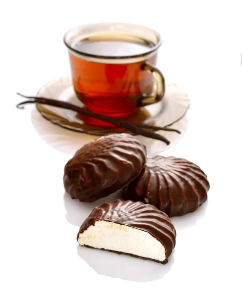 Uno zefir ricoperto di cioccolato con tè . — Foto Stock