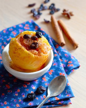 Karamel dolma pişmiş elma tarçın ve kuru üzüm ile.