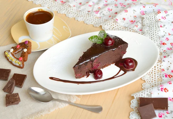Double gâteau au chocolat à la cerise avec café — Photo