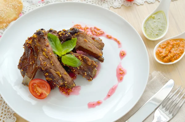 Costillas de cerdo en salsa de mostaza —  Fotos de Stock