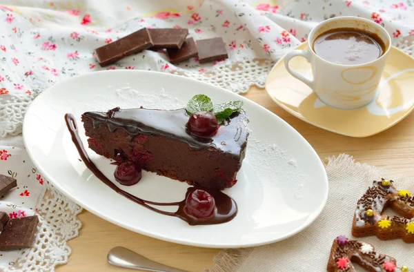 Double gâteau au chocolat à la cerise avec café — Photo