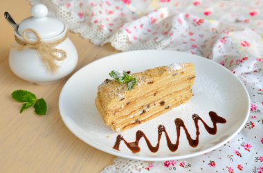 Beyaz tabakta bal pasta