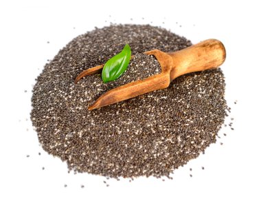 Beyaz arkaplanda Chia çekirdeği izole.