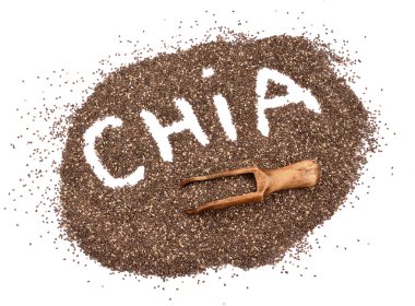 Beyaz arkaplanda Chia çekirdeği izole.