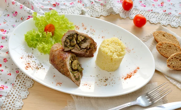 Rolo de carne com cogumelos — Fotografia de Stock