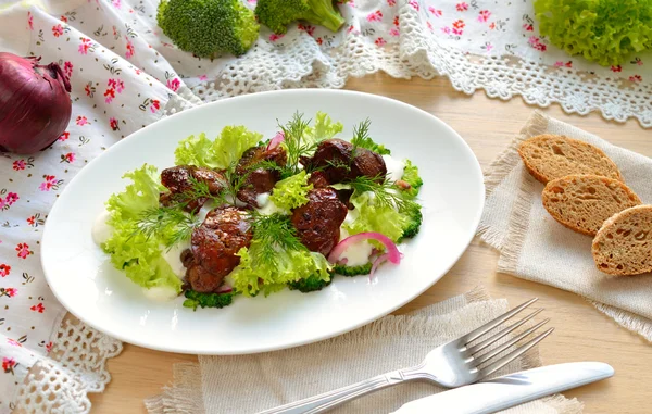 Ensalada con hígado de pollo y brócoli — Foto de Stock