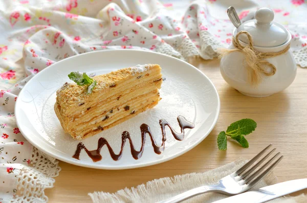 Pastel de miel en el plato blanco — Foto de Stock