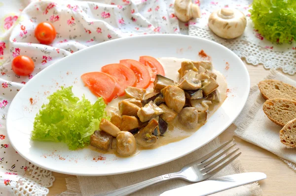 Champignons met saus op tafel — Stockfoto