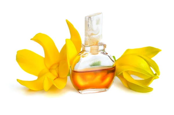 Aceite esencial de Ylang-Ylang con flores . — Foto de Stock