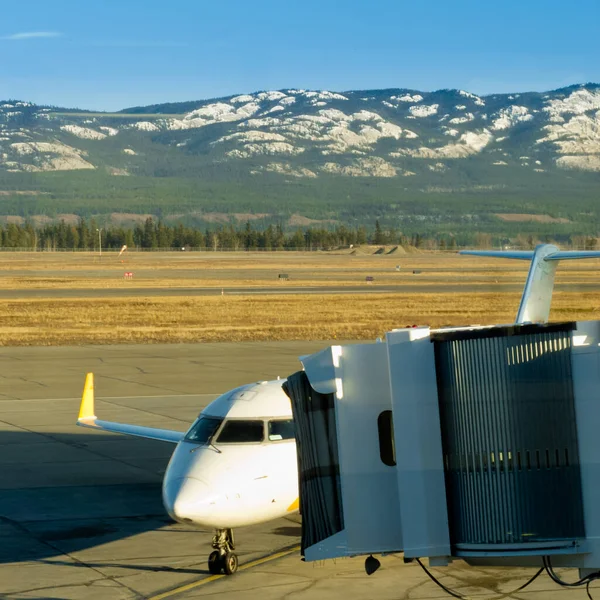 Avião Pronto Para Embarque Aeroporto Internacional Whitehorse Território Yukon Canadá — Fotografia de Stock