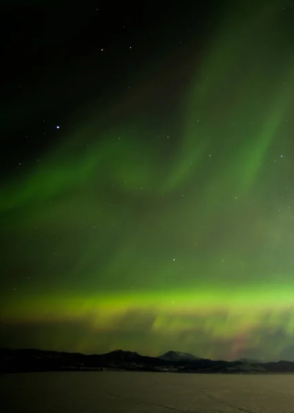 Zielony Błyszczący Pokaz Zorzy Polarnej Lub Zorzy Polarnej Nocnym Niebie — Zdjęcie stockowe