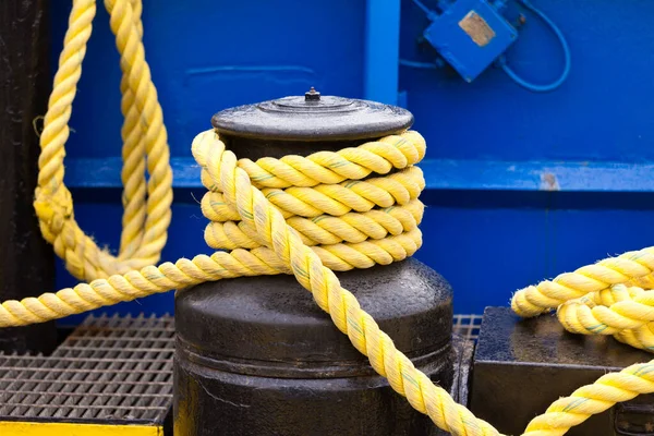 Bobines Amarre Jaunes Sur Treuil Noir Détail Équipement Navire Marin — Photo