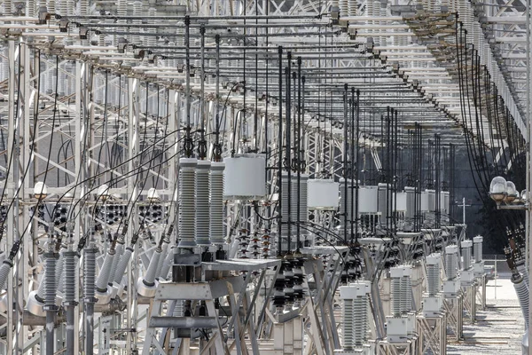 Enerji Endüstrisinin Arka Planında Elektrik Şebekesine Hizmet Veren Yüksek Gerilimli — Stok fotoğraf