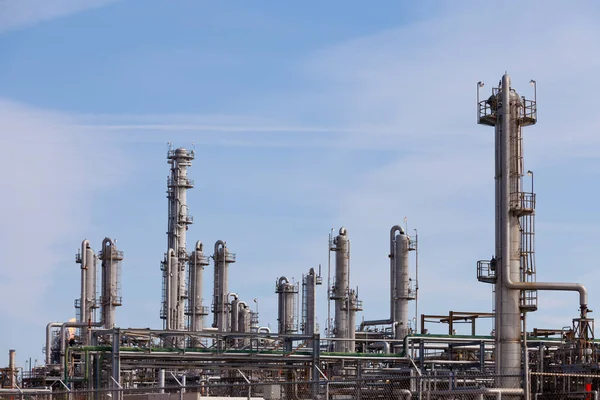 Wieże Kolumnowe Reaktorów Przemysłu Naftowego Gazowego Fabryce Rafinerii Petrochemicznej — Zdjęcie stockowe