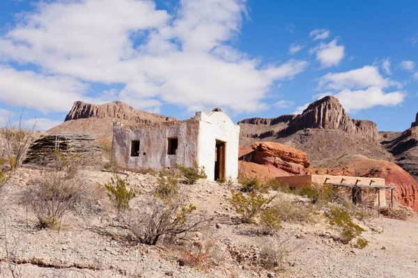 南西部テキサス州 米国のカラフルな熱い岩の砂漠の砂漠のランチア アドベの建物 — ストック写真
