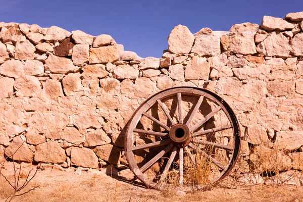 Historic Wooden Wagon Wheel Leaning Broken Wall Natural Stones Relic — Stock Photo, Image