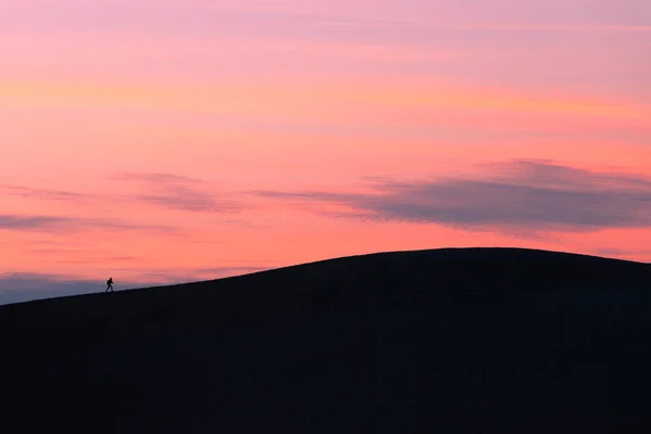 실루엣으로 꼭대기에서 색깔의 하늘로 하이킹하는 — 스톡 사진