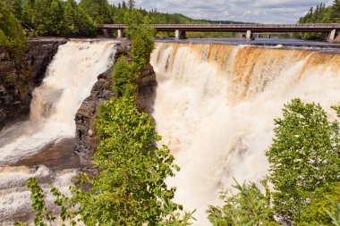 Kakabeka Şelalesi, Thunder Bay, Ontario, On, Kanada yakınlarında büyük ve güçlü bir şelale turistik merkezi.